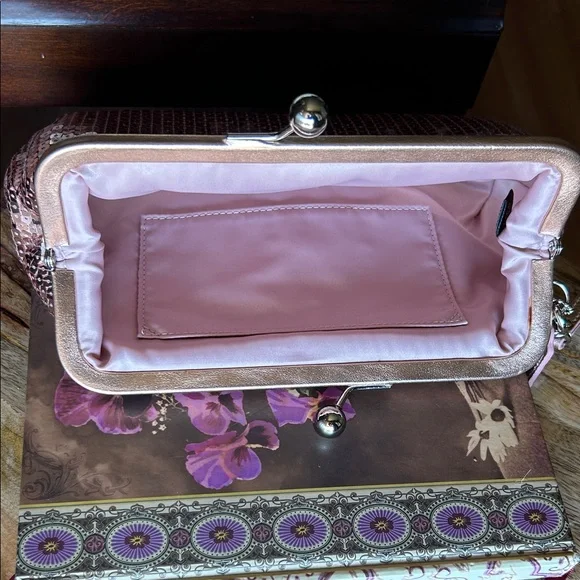 COACH NWOT Limited  Edition Iridescent Sequins rose gold kiss lock - Picture 5 of 7